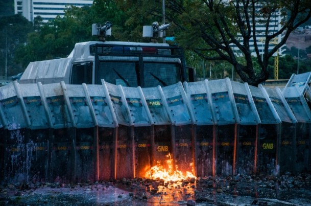 Venezuela'da polisle göstericiler çatıştı