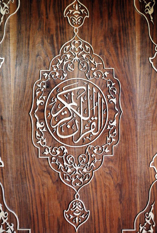 Dünyanın en büyük Kuran-ı Kerim'ini yazıyor