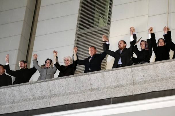 Başbakan Erdoğan ''balkon''dan seslendi
