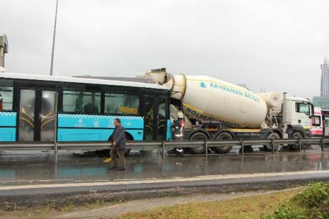 Halk otobüsü, beton mikserine çarptı