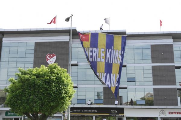 TFF binasında Fenerbahçe bayrağı!
