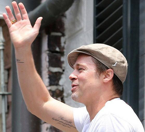 Brad Pitt'in kolunda Mevlana dövmesi!