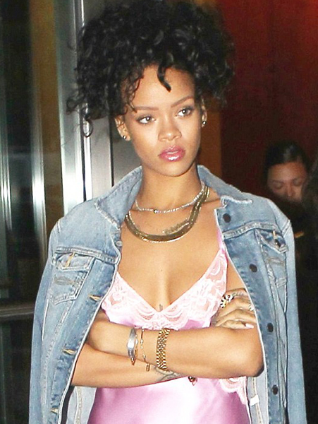 Rihanna gecelikle sokağa çıktı!