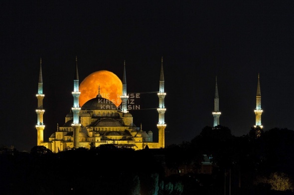 Ay ışığının İstanbul ile büyüleyici dansı