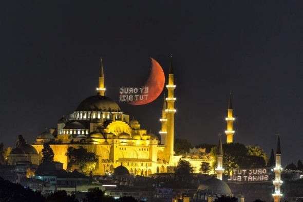 Ay ışığının İstanbul ile büyüleyici dansı