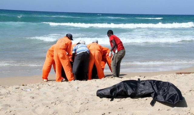 Libya'da sahilden ceset topladılar