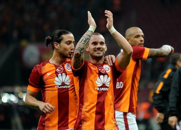 İşte sosyal medyayı sallayan Sneijder mesajları