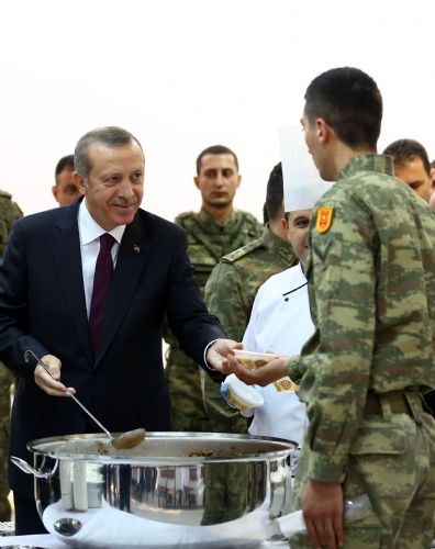 Erdoğan kendi elleriyle ikram etti