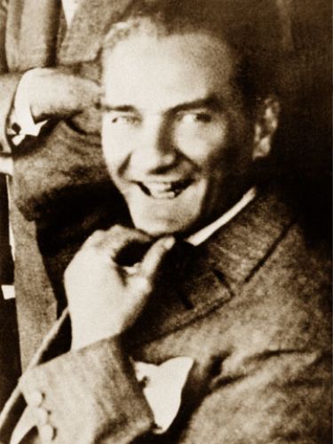 Atatürk'ün saçları neden sarıydı?
