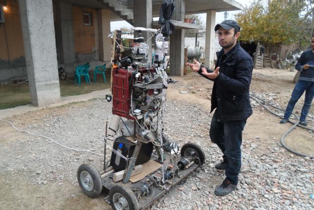 Silopili genç tarla güvenliği için robot yaptı
