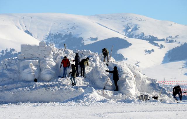 Sarıkamış Şehitleri Kardan Heykellerinin yapımına başlandı