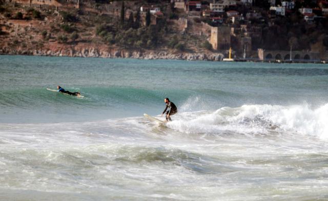 Antalya'da ocak ayında sörf keyfi