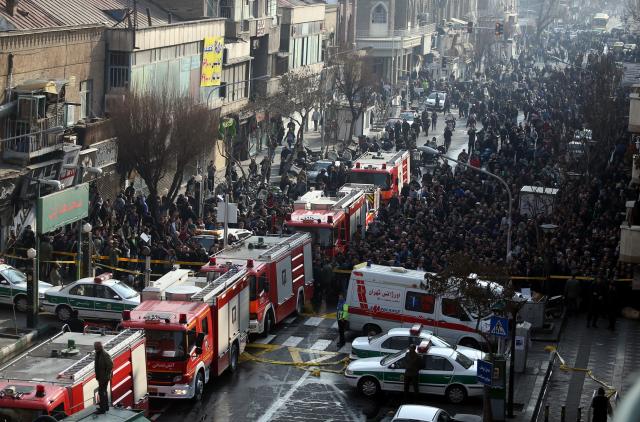Tahran'da 17 katlı iş yeri çöktü