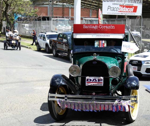 Kolombiya'da antik araba geçişi