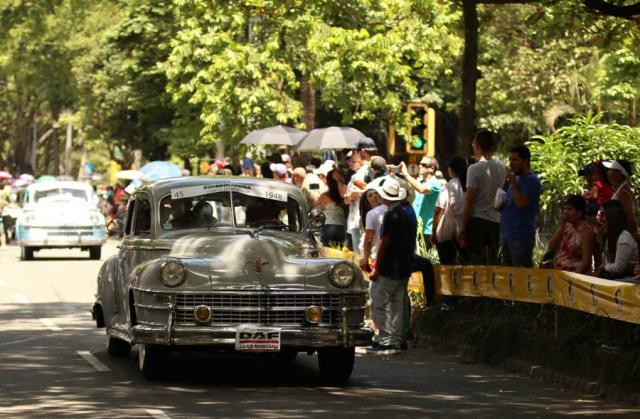 Kolombiya'da antik araba geçişi