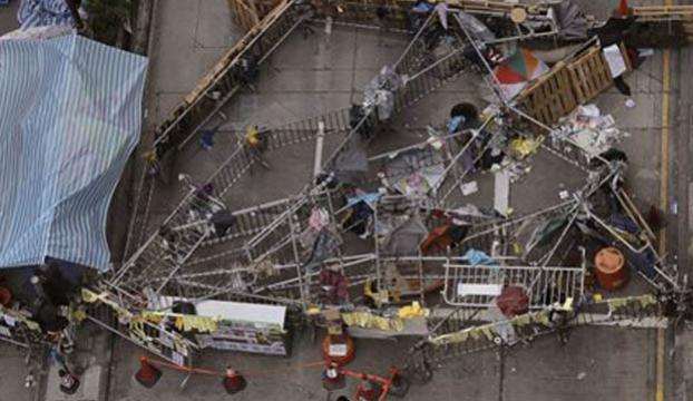 Mong Kok barikatları kaldırılıyor