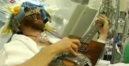 Ameliyat olurken gitar çaldı