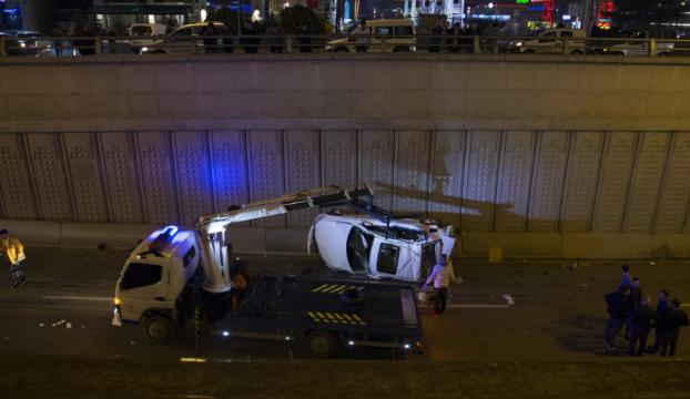 Ankarada otomobil köprüden düştü: 3 yaralı