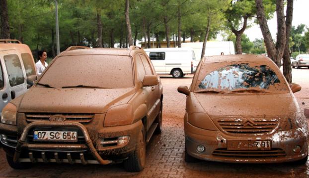 Antalyada doğalgaz borusu patladı, arabalar çamur içinde kaldı