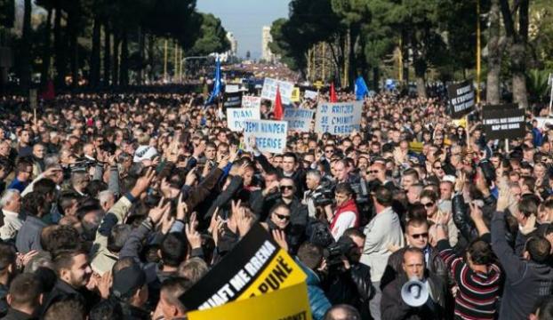 Arnavutlukta hükümet protestosu