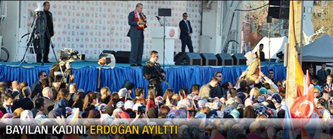 Bayılan kadını Başbakan Erdoğan ayılttı