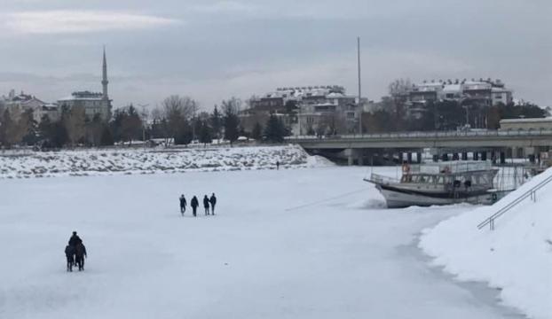 Buz tutan Beyşehir Gölünde tehlikeli yürüyüş