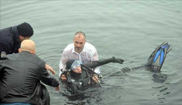 Boğulma tehlikesi geçiren kadın dalgıcı belediye başkanı kurtardı