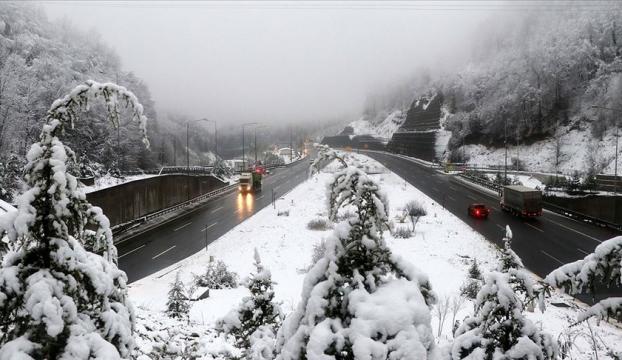 Bolu Dağında kar yağışı etkisini artırdı
