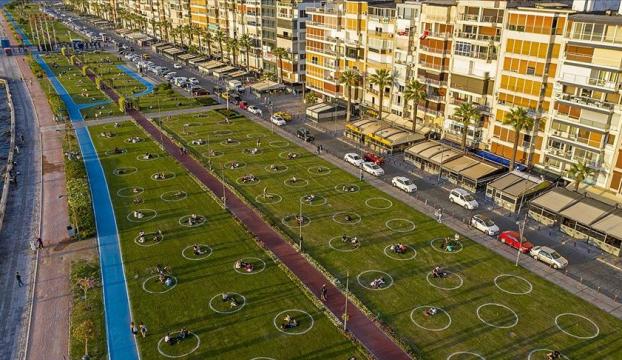 İzmirde yeşil alanlarda çemberli sosyal mesafe dönemi