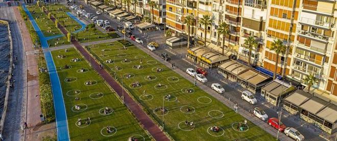 İzmirde yeşil alanlarda çemberli sosyal mesafe dönemi