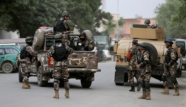 Taliban bankada onlarca sivili rehin aldı