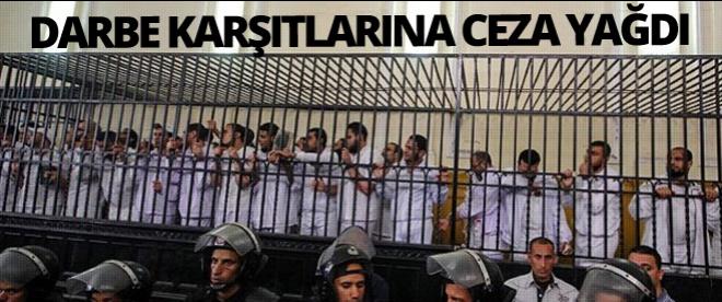 Mısır'da darbe karşıtlarına ceza yağdı