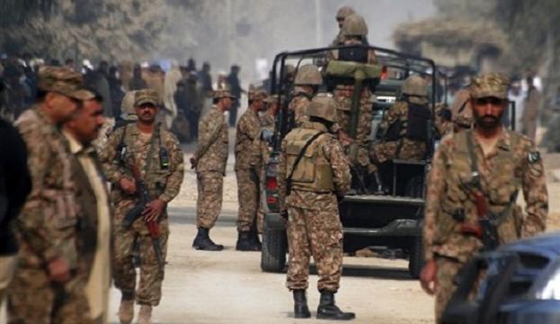 Pakistanda teröristler askeri öğrencileri rehin aldı