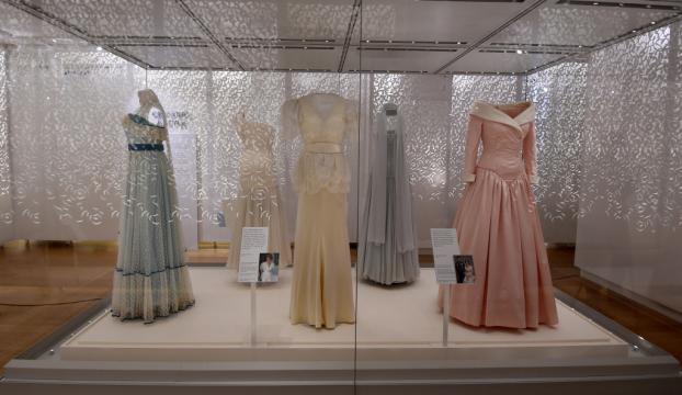Prenses Diananın kıyafetleri Londrada sergileniyor