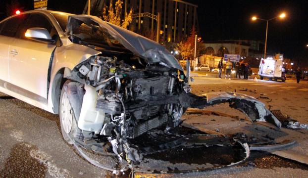 Elazığda ambulans ile otomobil çarpıştı: 2 yaralı