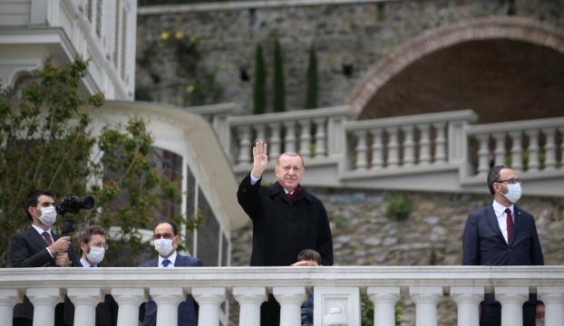 Cumhurbaşkanı Erdoğan, fetih kutlamaları dolayısıyla Boğazdan geçen tekneleri selamladı