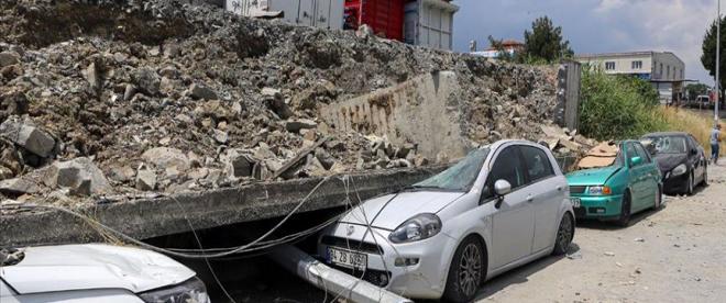Esenyurttaki toprak kaymasında istinat duvarı araçların üzerine yıkıldı