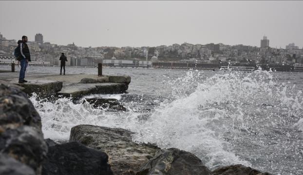 İstanbulda etkili olan tam fırtına nedeniyle 4 kişi hayatını kaybetti, 19 kişi yaralandı
