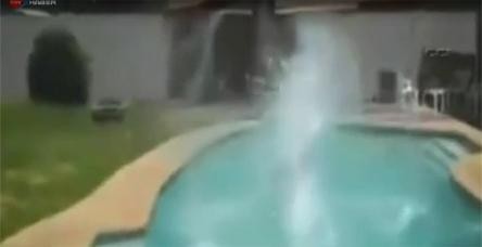 Havuza atlarken yere çakıldı
