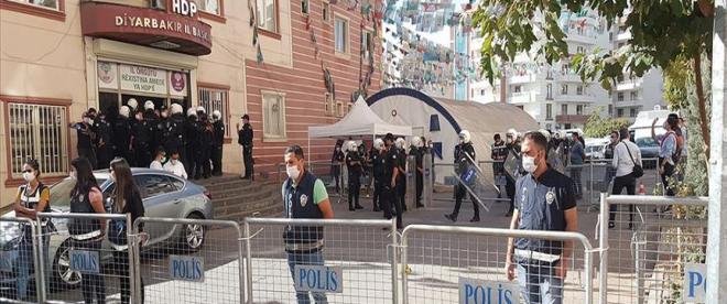Diyarbakırda HDP il ve ilçe binasında arama