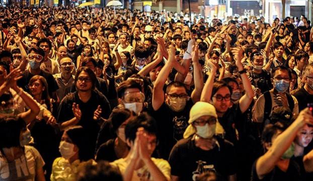 Hong Kongda göstericilerin liderleri teslim oldu