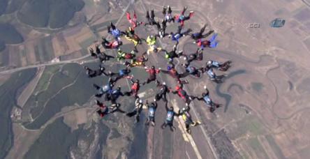 Türk paraşütçüler havada rekor kırdı