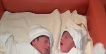 Nagehan Alçı ilk kez ikizleriyle poz verdi