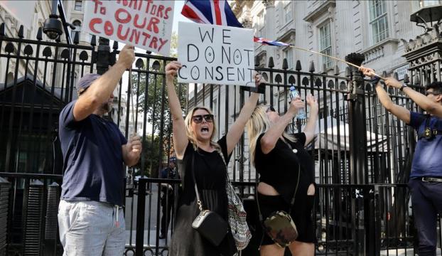 İngilterede 6dan fazla kişinin bir araya gelmesinin yasaklanması protesto edildi