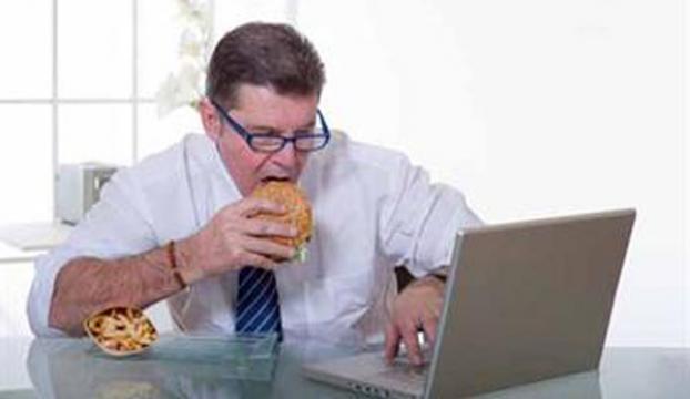 Ofis çalışanları en çok sesli yemek yiyenlerden şikayetçi