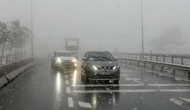 Antalya-Denizli kara yolu yoğun kar yağışı nedeniyle ulaşıma kapandı