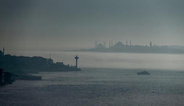 İstanbulda boğaz trafiğine sis engeli