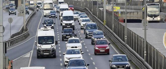 İstanbulda kontrollü normale dönüşün ilk günü trafik yoğunluğu yaşanıyor
