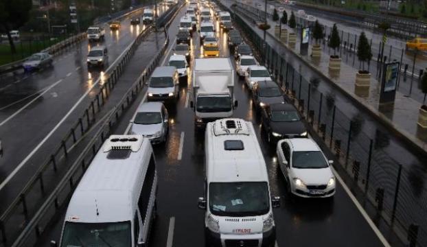 Istanbulda kazalar trafiği kilitledi