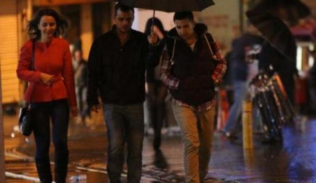 İstanbul geceyi yağmurlu geçirdi